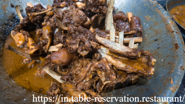 Menikmati Kelezatan Otentik Tengkleng Kepala Kambing Utuh